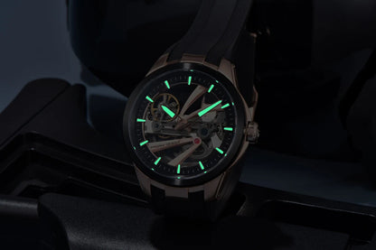 PAGANI DESIGN herreur – Luksuriøst mekanisk ur med automatisk optræk, af typen »skelet« (med synligt urværk), udstyret med en tourbillon, safirglas med antirefleksbehandling, vandtæt og selvlysende.