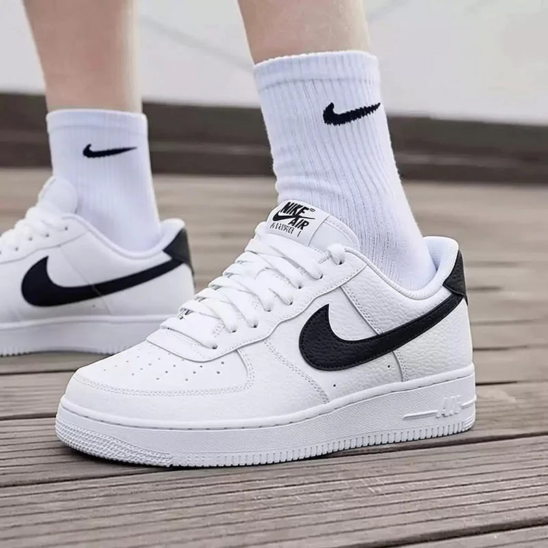 Nike Authentic AF1 Air Force One, baskets basses décontractées pour hommes, chaussures de skate élégantes et confortables pour toutes les occasions CT2302-100