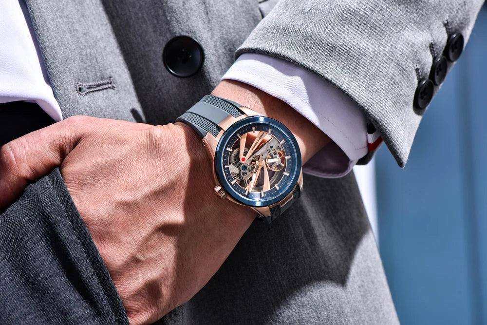 PAGANI DESIGN herreur – Luksuriøst mekanisk ur med automatisk optræk, af typen »skelet« (med synligt urværk), udstyret med en tourbillon, safirglas med antirefleksbehandling, vandtæt og selvlysende.