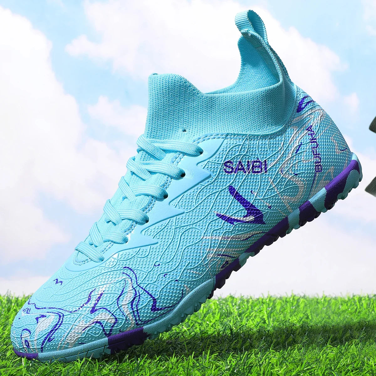 Chaussures de football, sneakers, chaussures de soccer, au-dessus de la cheville mais pas jusqu'au genou, semelle antidérapante à crampons.