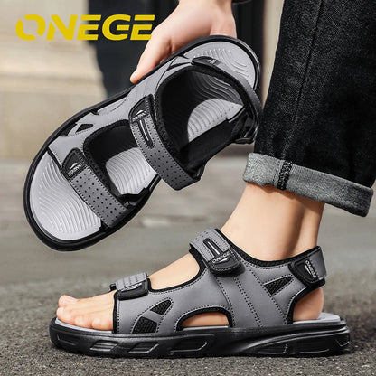 Une paire de sandales de sport simples, légères et neuves, style été, chaussures de conduite antidérapantes pour hommes, chaussures de plage, résistantes à l'usure, grande taille, chaussures à velcro