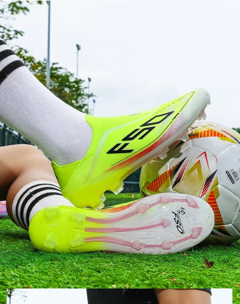 Nouvelles chaussures de football pour hommes, légères, très vendues, de haute qualité, crampons pour terrain en herbe, chaussures de football mi-hautes, baskets antidérapantes pour l'extérieur.