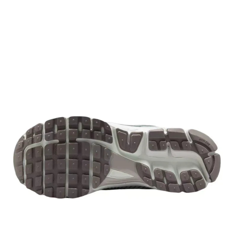Nike Zoom Vomero 5 Bequeme, vielseitige, strapazierfähige und atmungsaktive Low-Top-Laufschuhe für Damen Silber HV6417-001