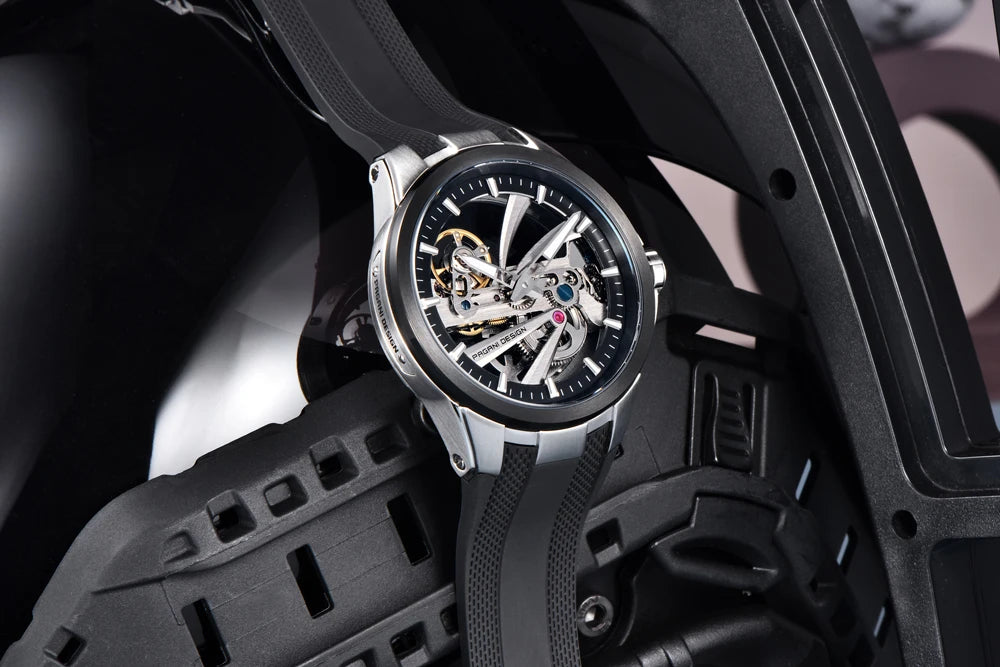 PAGANI DESIGN herreur – Luksuriøst mekanisk ur med automatisk optræk, af typen »skelet« (med synligt urværk), udstyret med en tourbillon, safirglas med antirefleksbehandling, vandtæt og selvlysende.