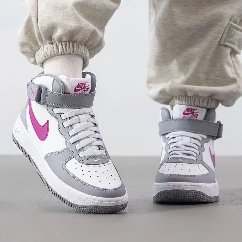 Nike Air Force 1 Mid EasyOn, chaussure de ville confortable et polyvalente, modèle à lacets, tige haute, couleur gris ciment et rose vif, unisexe, FN1193-003.