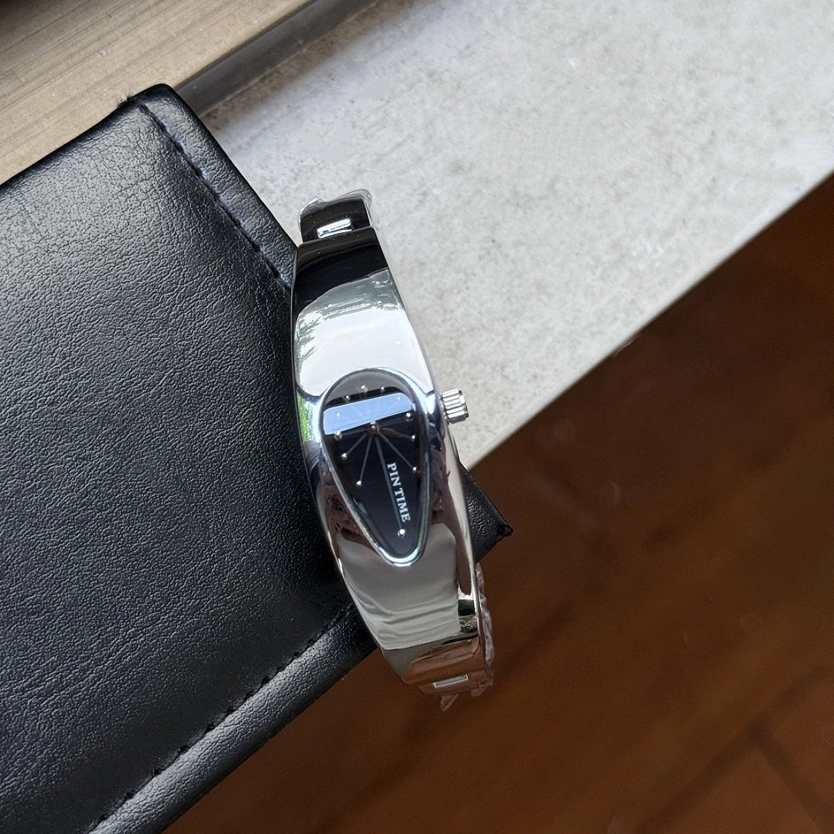 y2k watch shaped teardrop bracelet watch female couple light luxury senior sense of antique wind Gift Ladies' Quartz Wristwatch