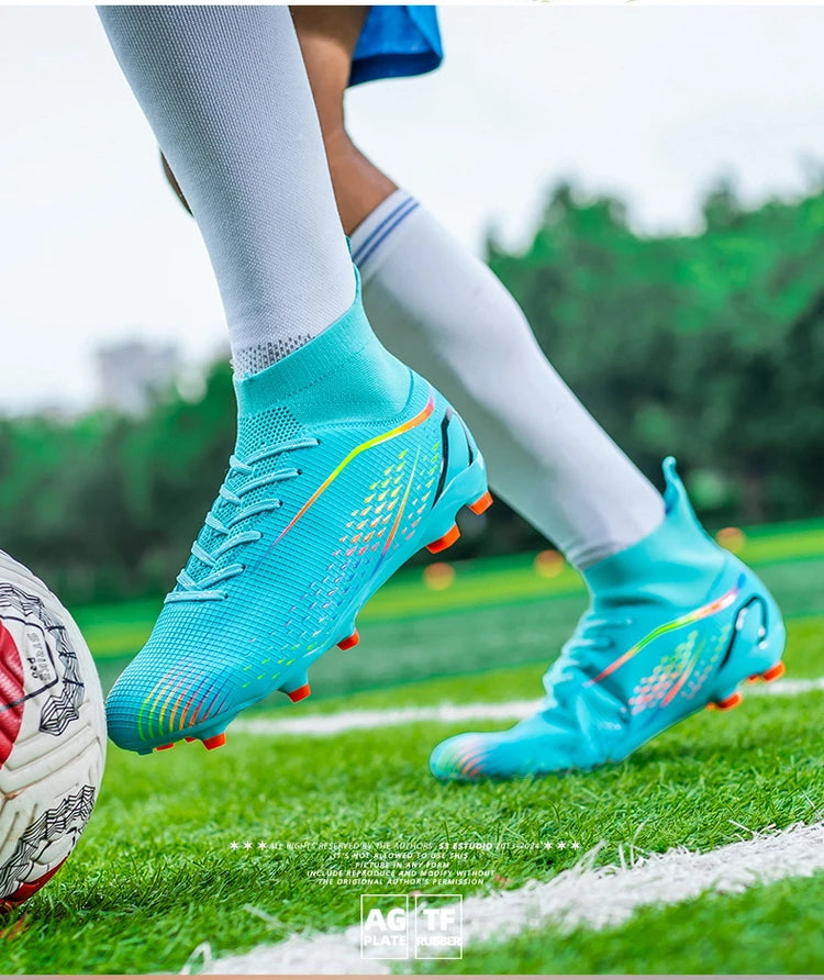 Chaussures de football à crampons multiples, semelle extérieure en caoutchouc à crampons courts et denses, semelle intermédiaire en EVA amortissante, tige synthétique douce et respirante, confort