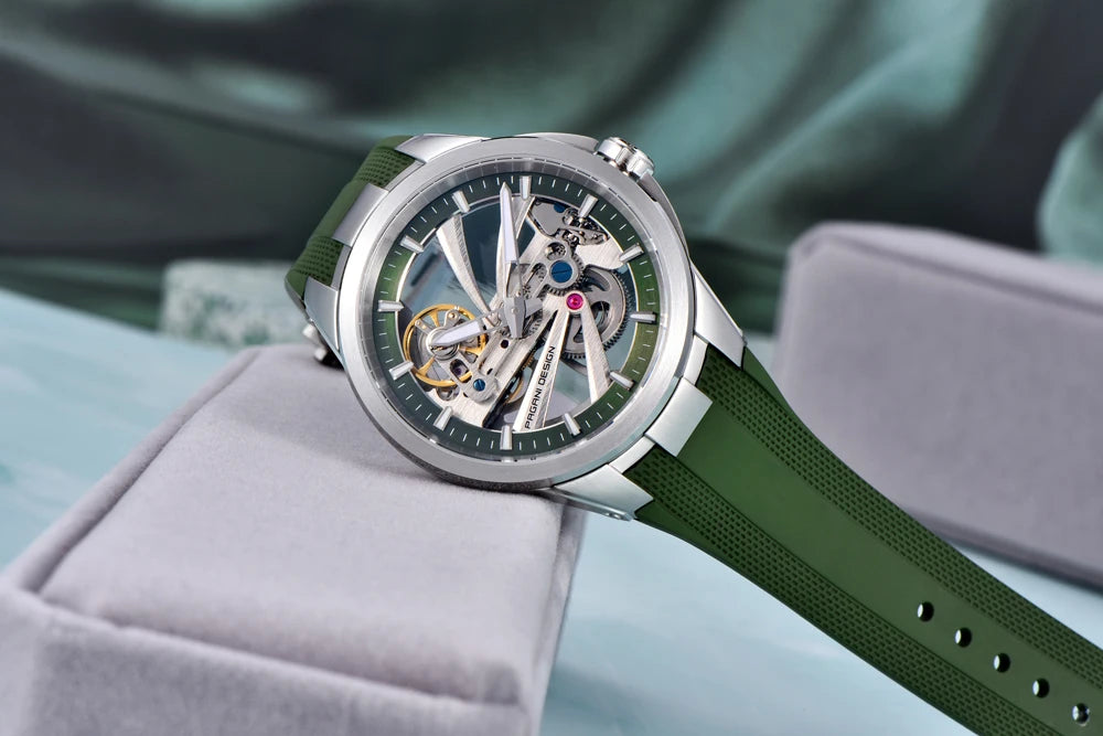 PAGANI DESIGN herreur – Luksuriøst mekanisk ur med automatisk optræk, af typen »skelet« (med synligt urværk), udstyret med en tourbillon, safirglas med antirefleksbehandling, vandtæt og selvlysende.