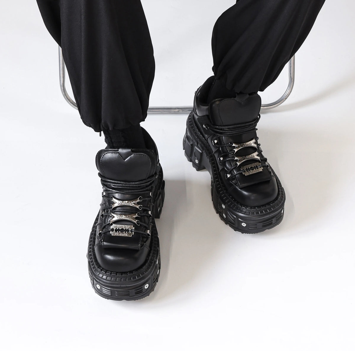 Damskor i punkstil, snörning, klackhöjd 6 cm, platåskor, gotiska ankelstövlar för kvinnor, rockstövlar, metalldekor, damsneakers