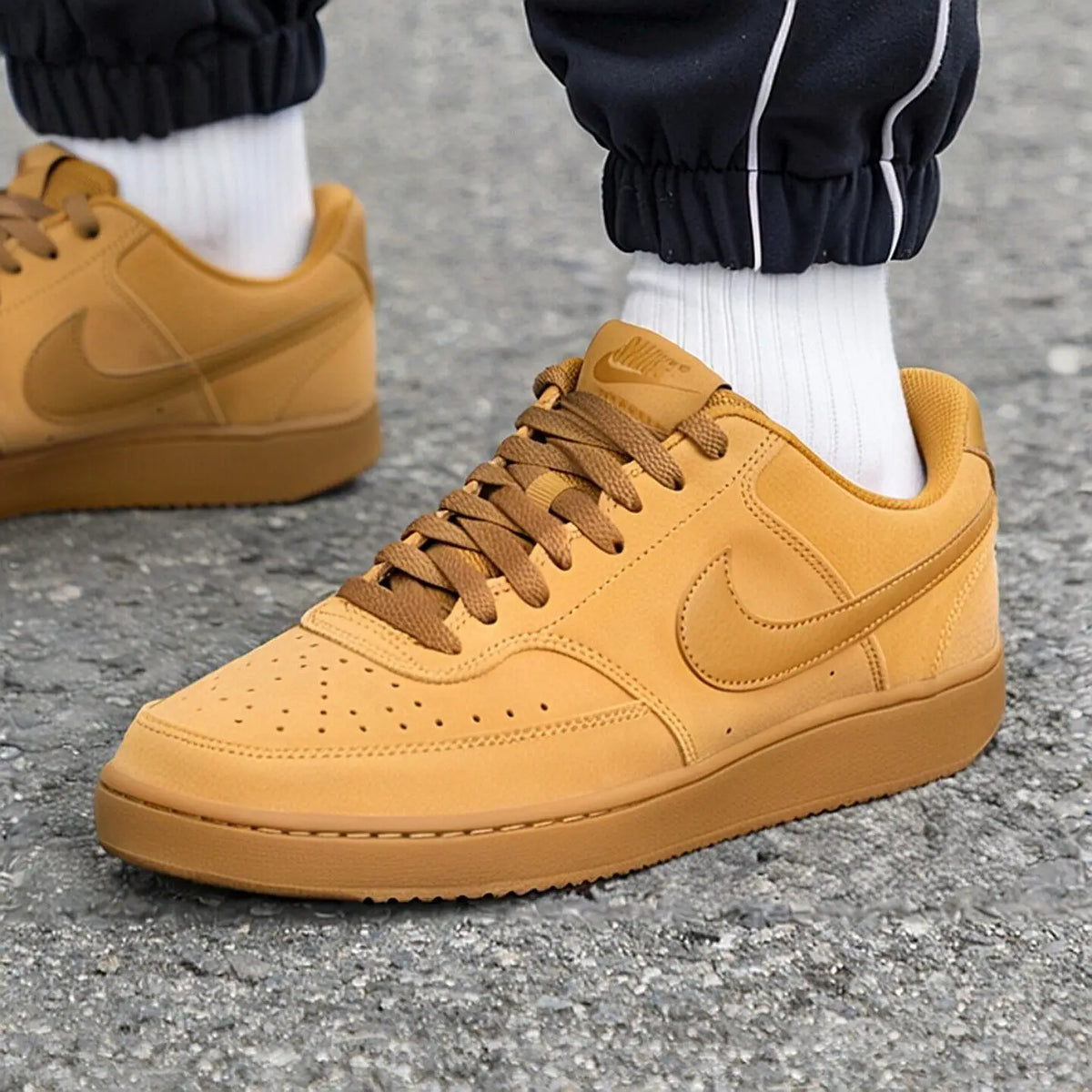 Nike IQ9749-700, baskets classiques pour hommes, modèle décontracté, respirantes, confortables, idéales pour la marche quotidienne et les activités sportives.