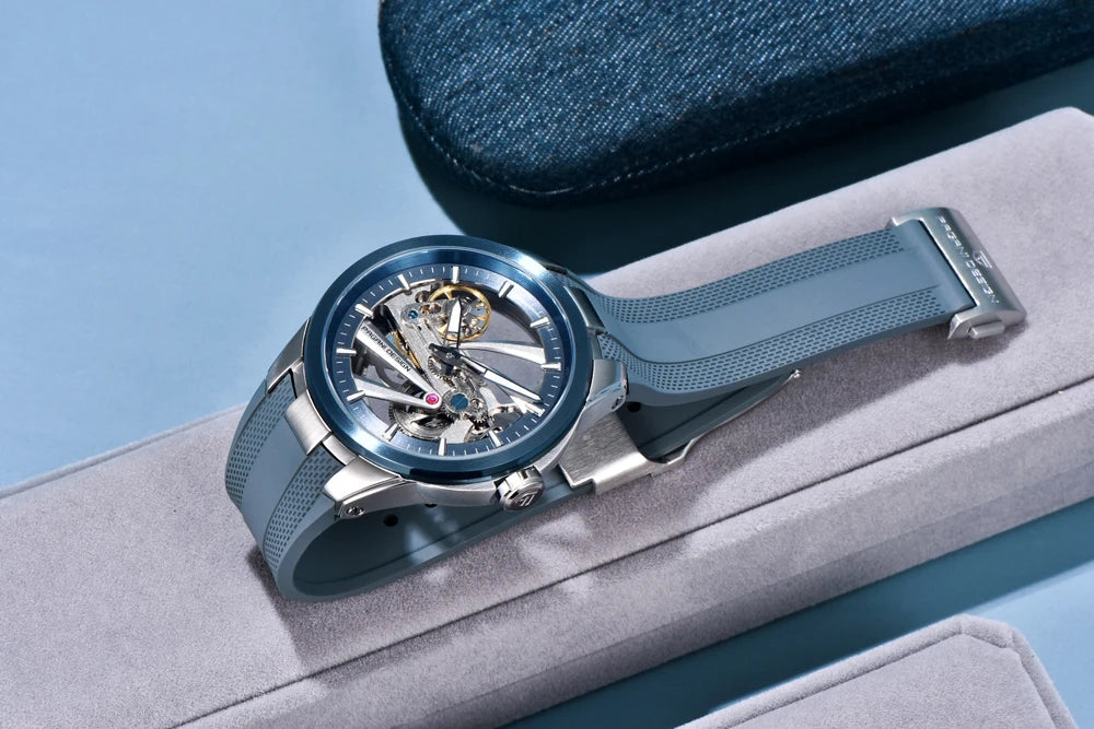 PAGANI DESIGN herreur – Luksuriøst mekanisk ur med automatisk optræk, af typen »skelet« (med synligt urværk), udstyret med en tourbillon, safirglas med antirefleksbehandling, vandtæt og selvlysende.