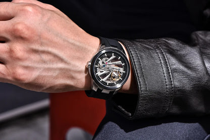PAGANI DESIGN herreur – Luksuriøst mekanisk ur med automatisk optræk, af typen »skelet« (med synligt urværk), udstyret med en tourbillon, safirglas med antirefleksbehandling, vandtæt og selvlysende.