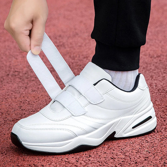 Ténis de couro ajustáveis com fecho de velcro para homem, calçado desportivo casual, ténis brancos, Zapatillas Deportivas Masculino