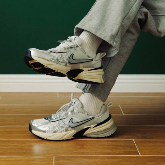 NIKE V2K RUN Nizki športni tekaški čevlji z debelim podplatom v retro stilu, protizdrsni in odporni proti obrabi za moške HJ4497-100