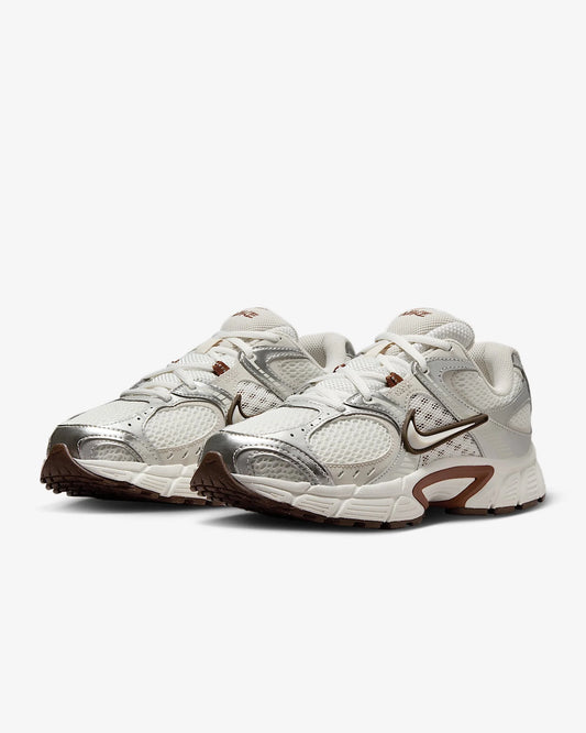 Nike V5 RNR, pehmeä ja mukava verkkokangasjuoksukenkä, jolla on erinomainen pito, kestävyys ja hengittävyys HQ7901-102