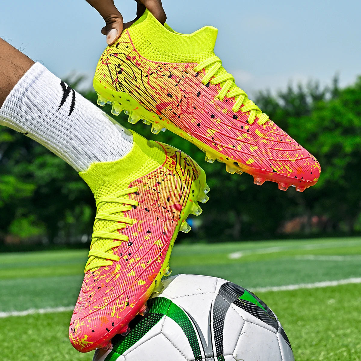 Chaussures de football pour hommes, modèle AG FG, tige en maille ultra-légère, soutien stable de la voûte plantaire, idéales pour les entraînements prolongés sur terrain de gazon extérieur.