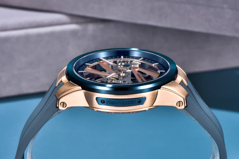 PAGANI DESIGN herreur – Luksuriøst mekanisk ur med automatisk optræk, af typen »skelet« (med synligt urværk), udstyret med en tourbillon, safirglas med antirefleksbehandling, vandtæt og selvlysende.