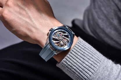 PAGANI DESIGN herreur – Luksuriøst mekanisk ur med automatisk optræk, af typen »skelet« (med synligt urværk), udstyret med en tourbillon, safirglas med antirefleksbehandling, vandtæt og selvlysende.