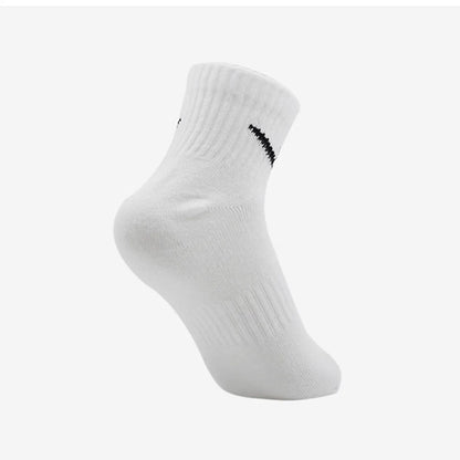 Skarpety Nike Skarpety koszykarskie Nike z podgrubioną stopą Długie skarpety sportowe z technologią Dri-FIT zapewniającą oddychalność, zestaw 3 par SX7667-100