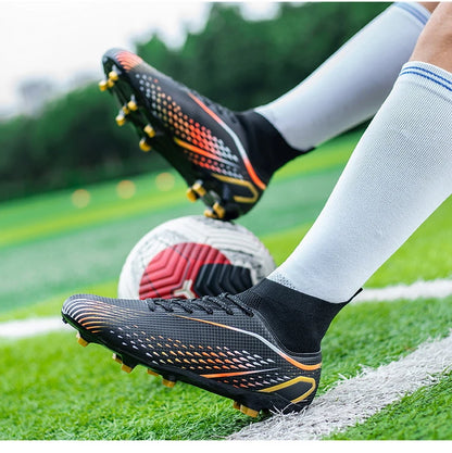 Chaussures de football à crampons multiples, semelle extérieure en caoutchouc à crampons courts et denses, semelle intermédiaire en EVA amortissante, tige synthétique douce et respirante, confort