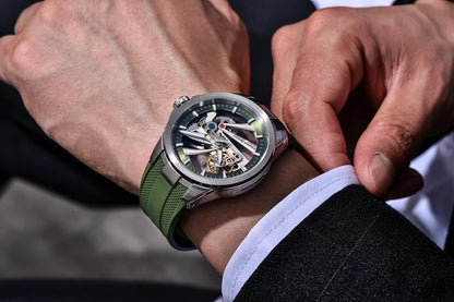 PAGANI DESIGN herreur – Luksuriøst mekanisk ur med automatisk optræk, af typen »skelet« (med synligt urværk), udstyret med en tourbillon, safirglas med antirefleksbehandling, vandtæt og selvlysende.