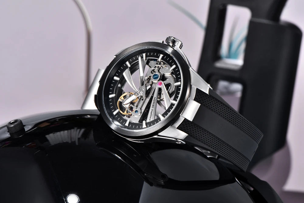 PAGANI DESIGN herreur – Luksuriøst mekanisk ur med automatisk optræk, af typen »skelet« (med synligt urværk), udstyret med en tourbillon, safirglas med antirefleksbehandling, vandtæt og selvlysende.