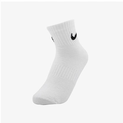 Skarpety Nike Skarpety koszykarskie Nike z podgrubioną stopą Długie skarpety sportowe z technologią Dri-FIT zapewniającą oddychalność, zestaw 3 par SX7667-100