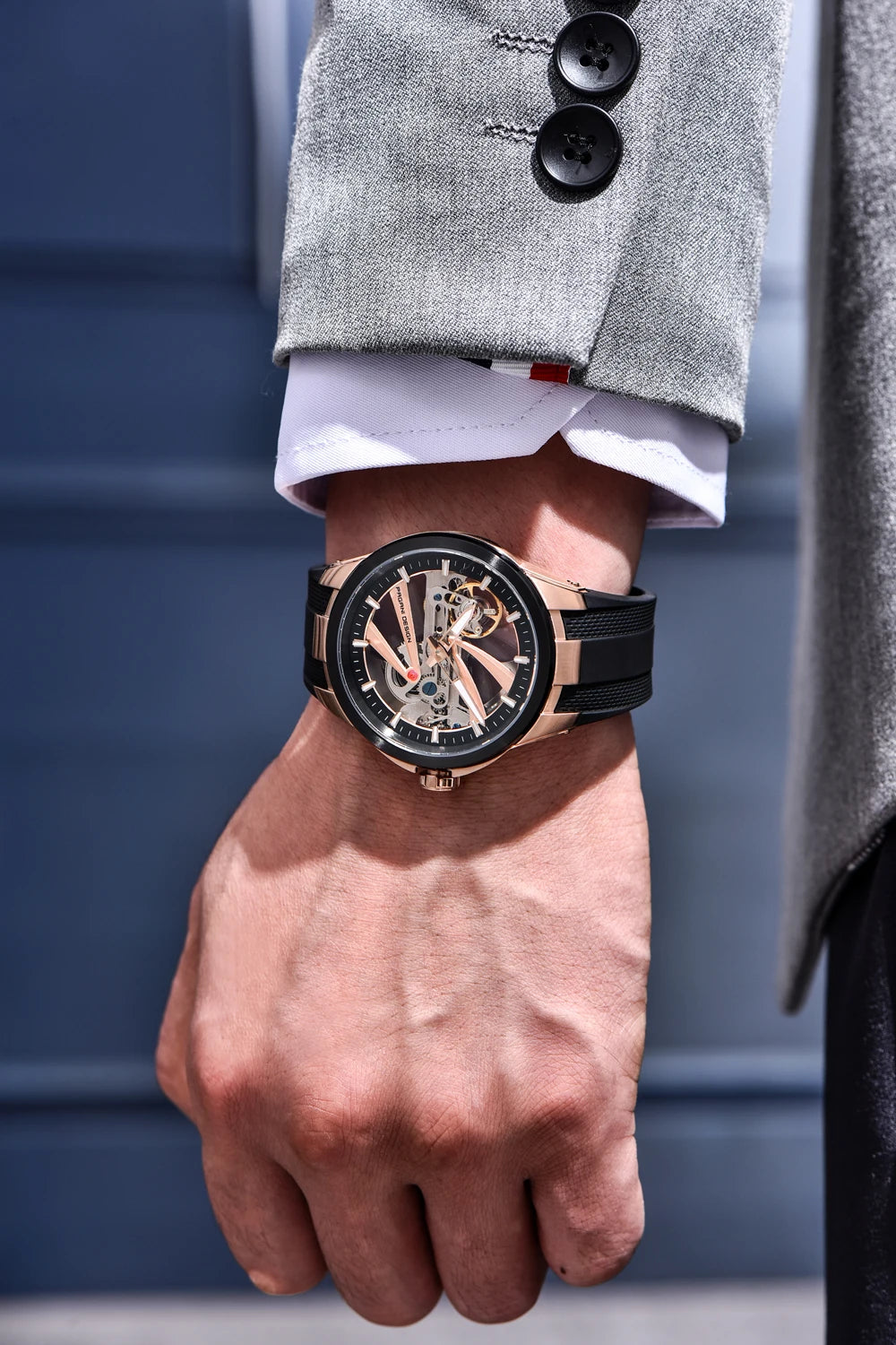 PAGANI DESIGN herreur – Luksuriøst mekanisk ur med automatisk optræk, af typen »skelet« (med synligt urværk), udstyret med en tourbillon, safirglas med antirefleksbehandling, vandtæt og selvlysende.