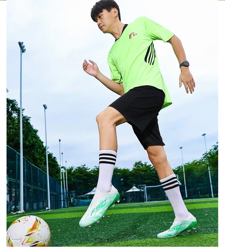 Nouvelles chaussures de football pour hommes, légères, très vendues, de haute qualité, crampons pour terrain en herbe, chaussures de football mi-hautes, baskets antidérapantes pour l'extérieur.