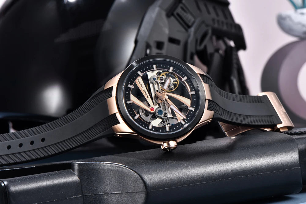 PAGANI DESIGN herreur – Luksuriøst mekanisk ur med automatisk optræk, af typen »skelet« (med synligt urværk), udstyret med en tourbillon, safirglas med antirefleksbehandling, vandtæt og selvlysende.