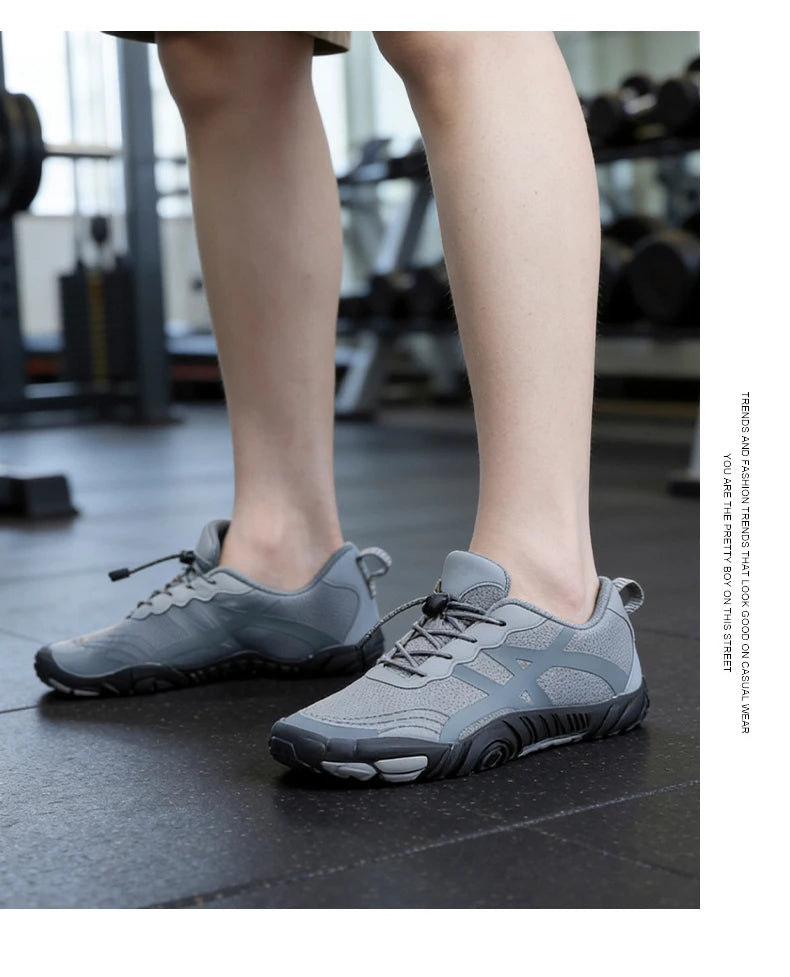 Pár outdoorových športových vodných topánok, topánky na bosé nohy, rýchloschnúce plážové, plavecké, fitness, brodiace, turistické, cyklistické, vodné tenisky