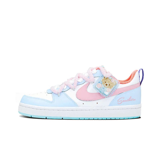 Skräddarsydda sneakers Nike Court Borough Whale Heart & Bear Candy Wrapper – söta, mjuka och lekfulla skateboard-sneakers för damer