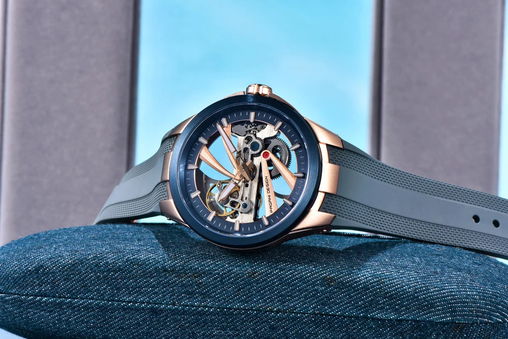 PAGANI DESIGN herreur – Luksuriøst mekanisk ur med automatisk optræk, af typen »skelet« (med synligt urværk), udstyret med en tourbillon, safirglas med antirefleksbehandling, vandtæt og selvlysende.